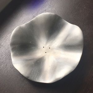 Matte silver metal flower 🌸 floral soap dish